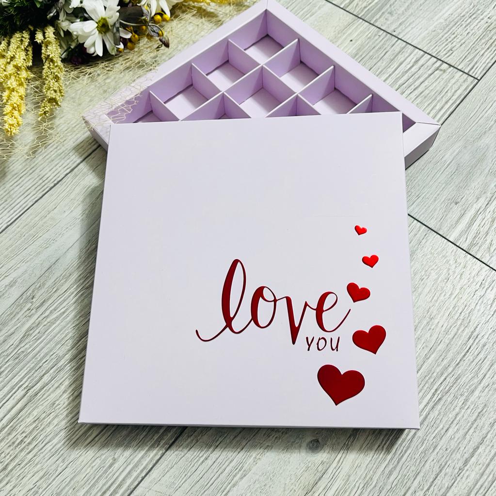 16 Bölmeli Bonbon Çikolata Kutusu Kırmızı Yaldız Love — galeri görseli
